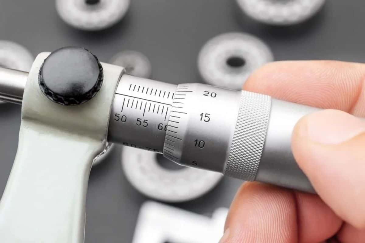 Panme cơ khí đang đo độ dày một chi tiết máy siêu nhỏ