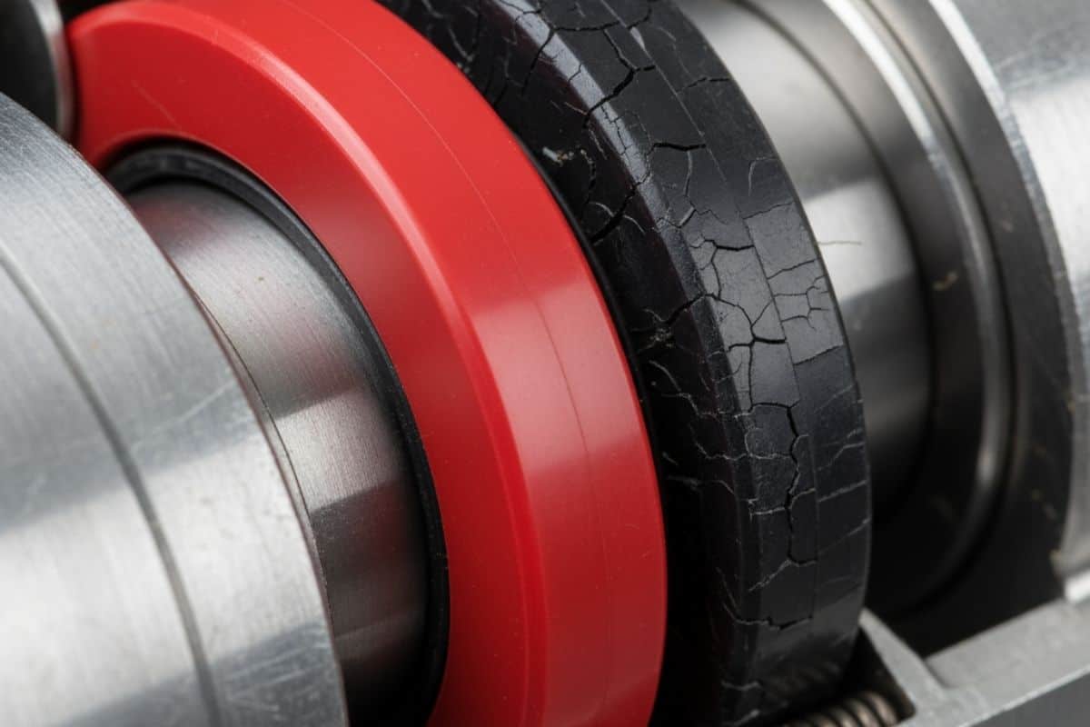 Cận cảnh gioăng FKM (Viton) màu đỏ chịu nhiệt cho xi lanh, so với gioăng NBR màu đen bị nứt vỡ.