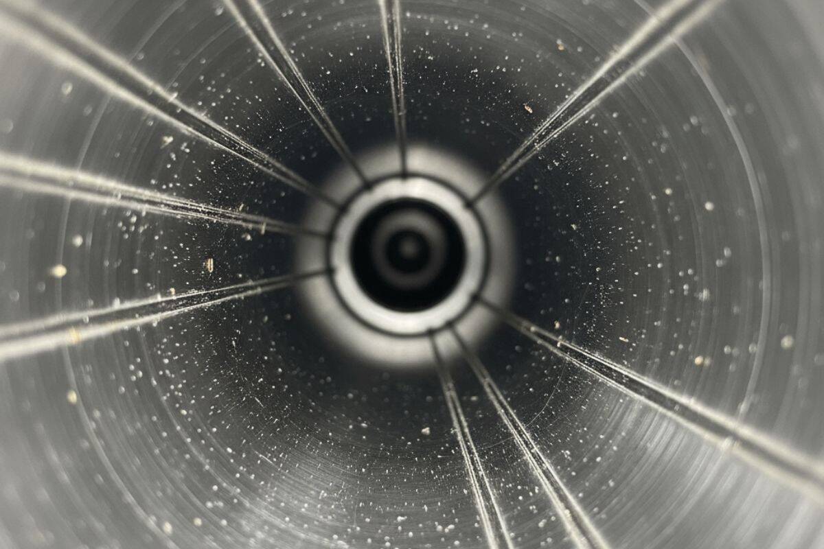 Bên trong nòng xi lanh khí nén bị trầy xước nghiêm trọng do bụi bẩn.