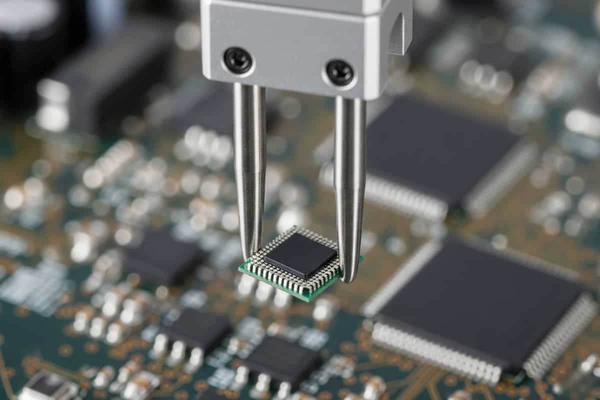 ảnh minh họa xi lanh kẹp khí nén mini 2 ngón tay đang giữ một linh kiện điện tử.